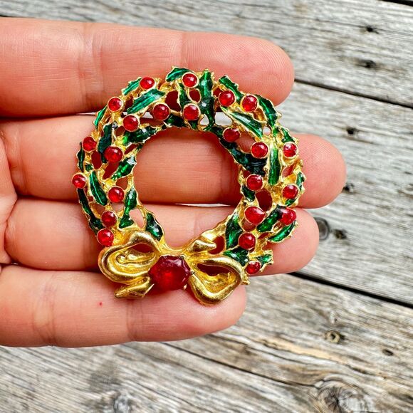 Vintage Christmas Wreath Brooch: Holiday Jewelry Pin - Picture 1 of 2